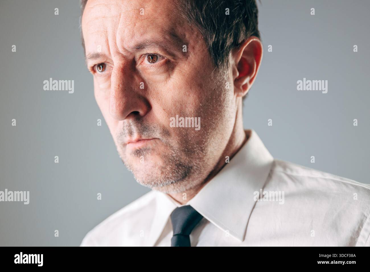 Uomo d'affari premuroso che guarda indietro e riflette sugli errori, attenzione selettiva Foto Stock