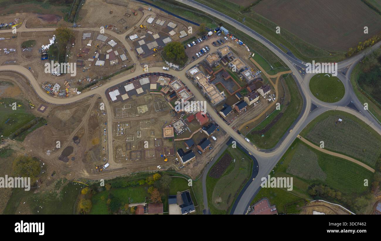 Vista aerea dall'alto verso il basso della nuova costruzione di abitazioni residenziali a Towcester, Regno Unito, che cattura il progresso degli edifici e lo sviluppo delle infrastrutture Foto Stock