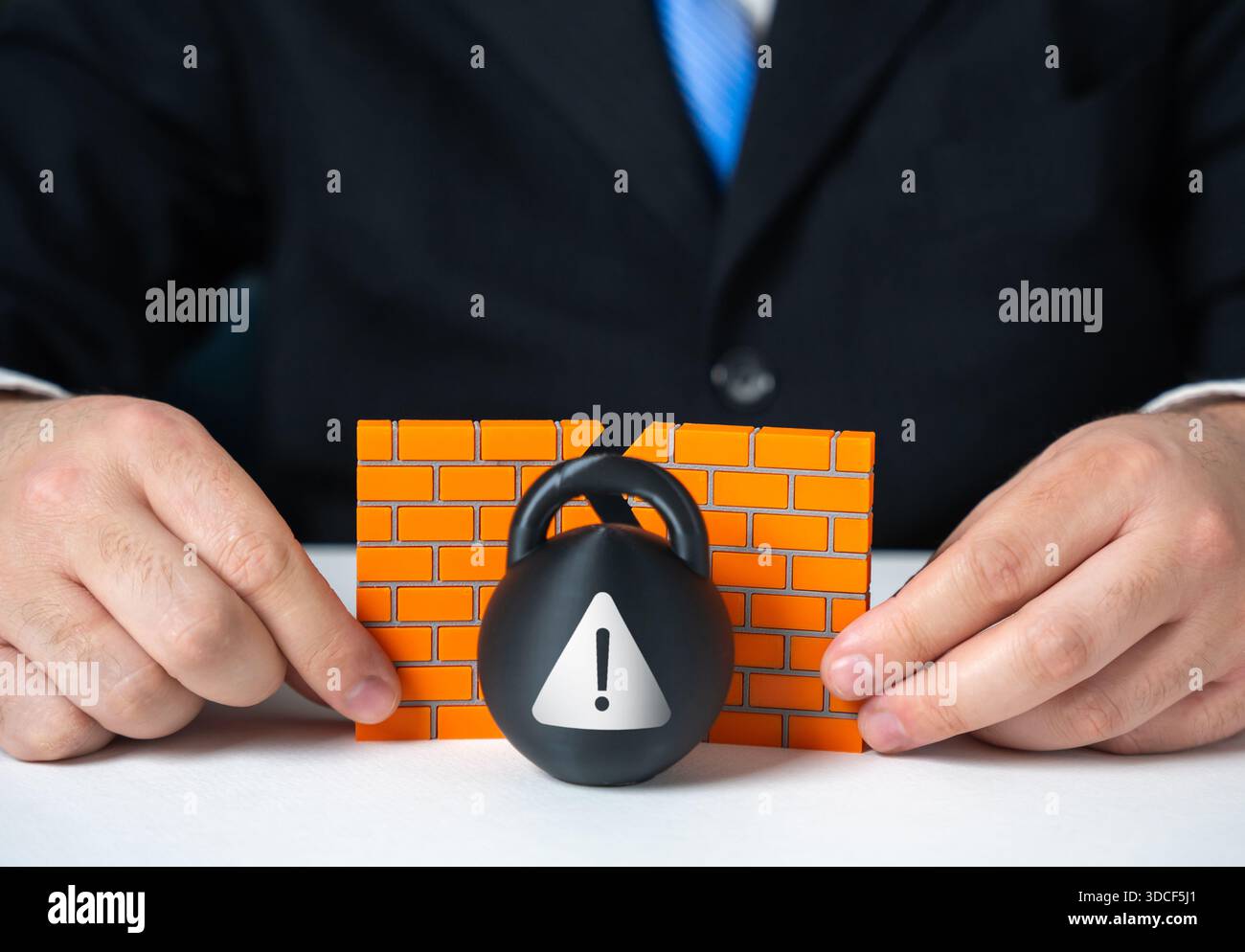 Il kettlebell rompe il muro. Un fattore che sconvolge il sistema e l'ordine delle cose. Protezione e sicurezza. Barriere di sicurezza e mana di rischio Foto Stock