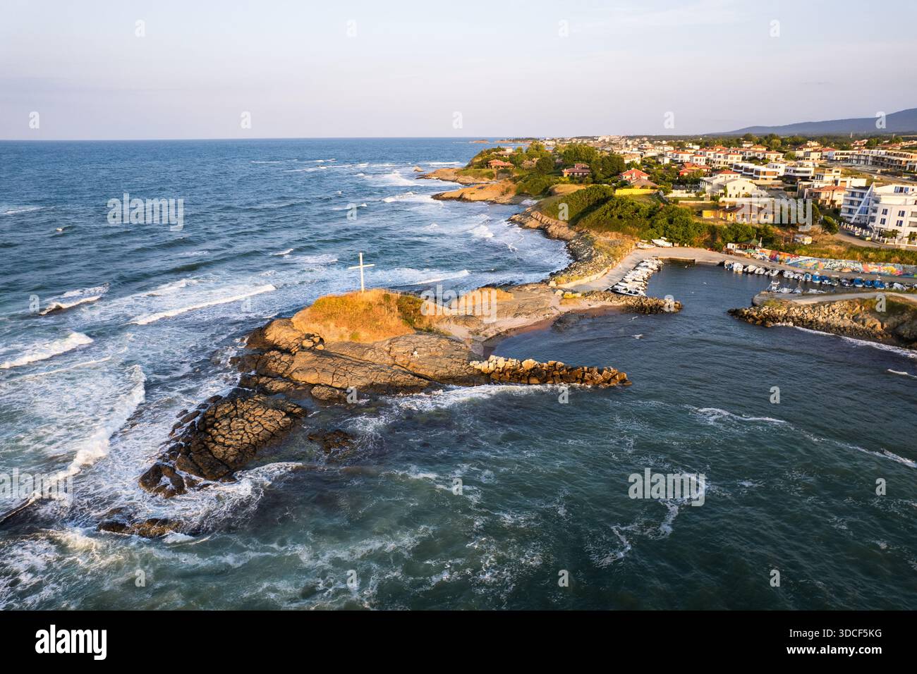 Veduta aerea di dove il mare zaffiro si schianta contro la costa frastagliata vicino a un piccolo porto, Lozenets Southern Cross, Lozenets, Tsarevo, Bulgaria. Foto Stock