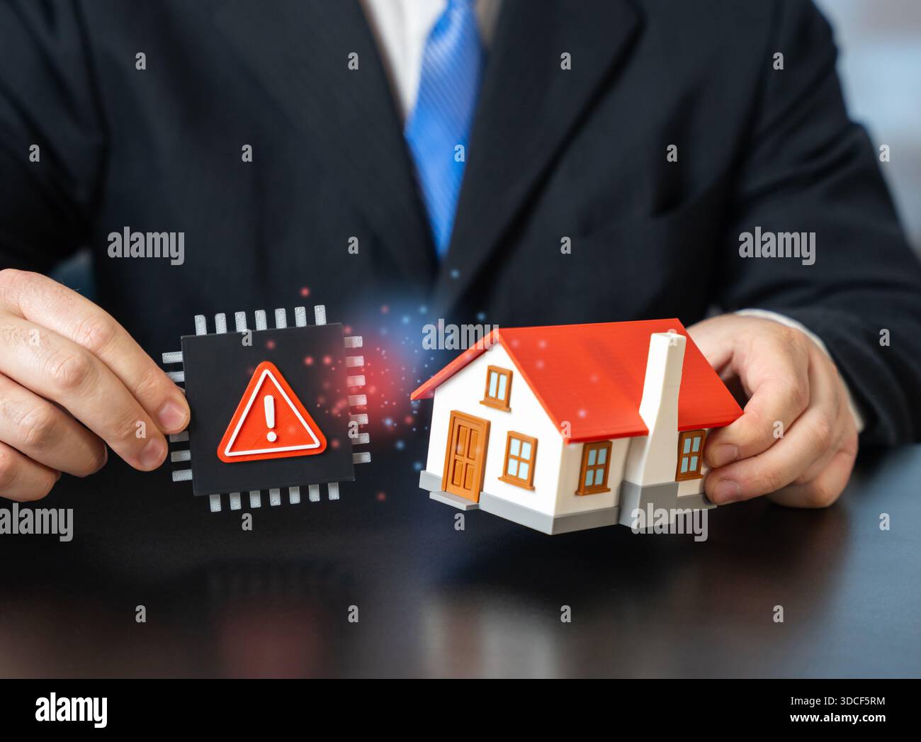 Problemi di sicurezza nei sistemi domestici intelligenti. Rischi di vulnerabilità digitale, minacce di hacking, problemi di privacy dei dati. Protezione dei dispositivi connessi e necessità Foto Stock