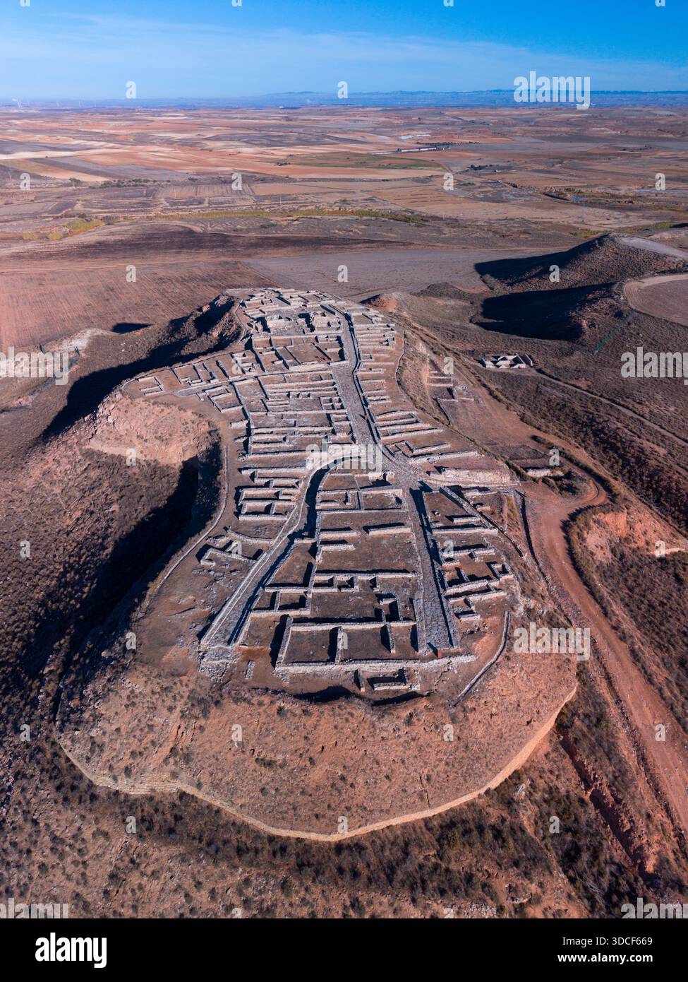 Vista aerea da un drone della città iberico-celtico-romana di Cabezo de Alcalá ad Azaila, regione di Bajo Martín, provincia di Teruel, Aragona, Spagna, Europa Foto Stock