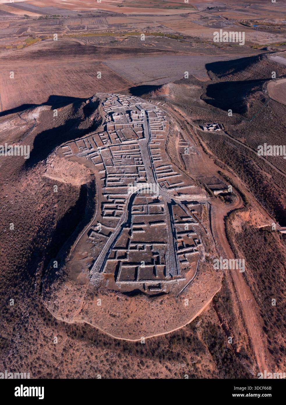 Vista aerea da un drone della città iberico-celtico-romana di Cabezo de Alcalá ad Azaila, regione di Bajo Martín, provincia di Teruel, Aragona, Spagna, Europa Foto Stock