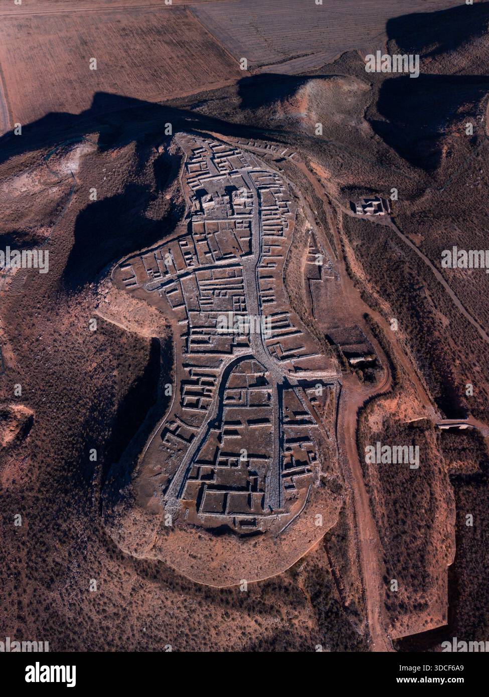 Vista aerea da un drone della città iberico-celtico-romana di Cabezo de Alcalá ad Azaila, regione di Bajo Martín, provincia di Teruel, Aragona, Spagna, Europa Foto Stock