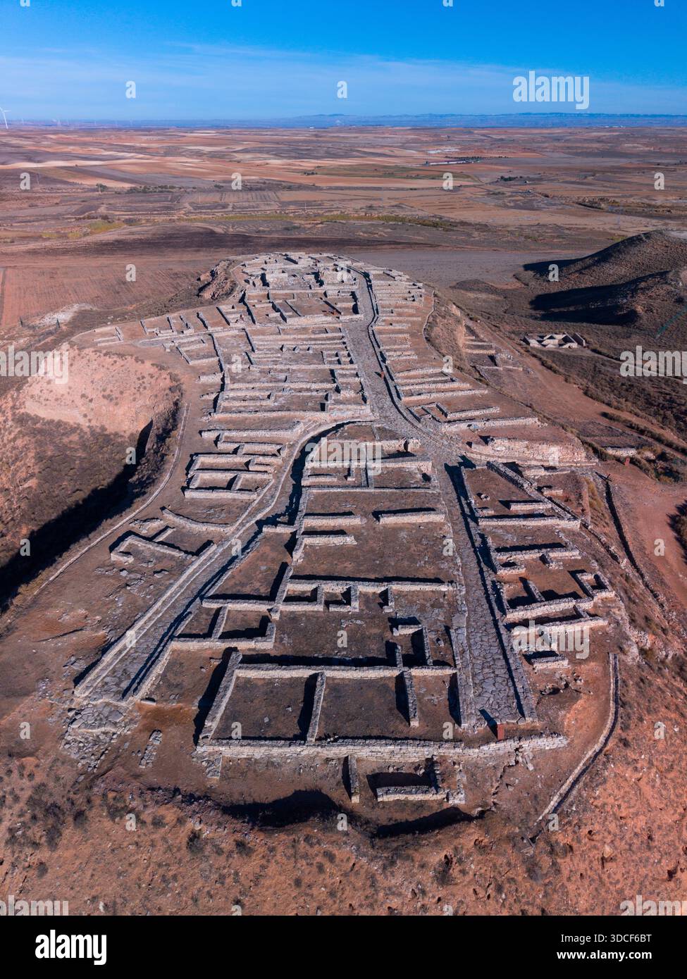 Vista aerea da un drone della città iberico-celtico-romana di Cabezo de Alcalá ad Azaila, regione di Bajo Martín, provincia di Teruel, Aragona, Spagna, Europa Foto Stock