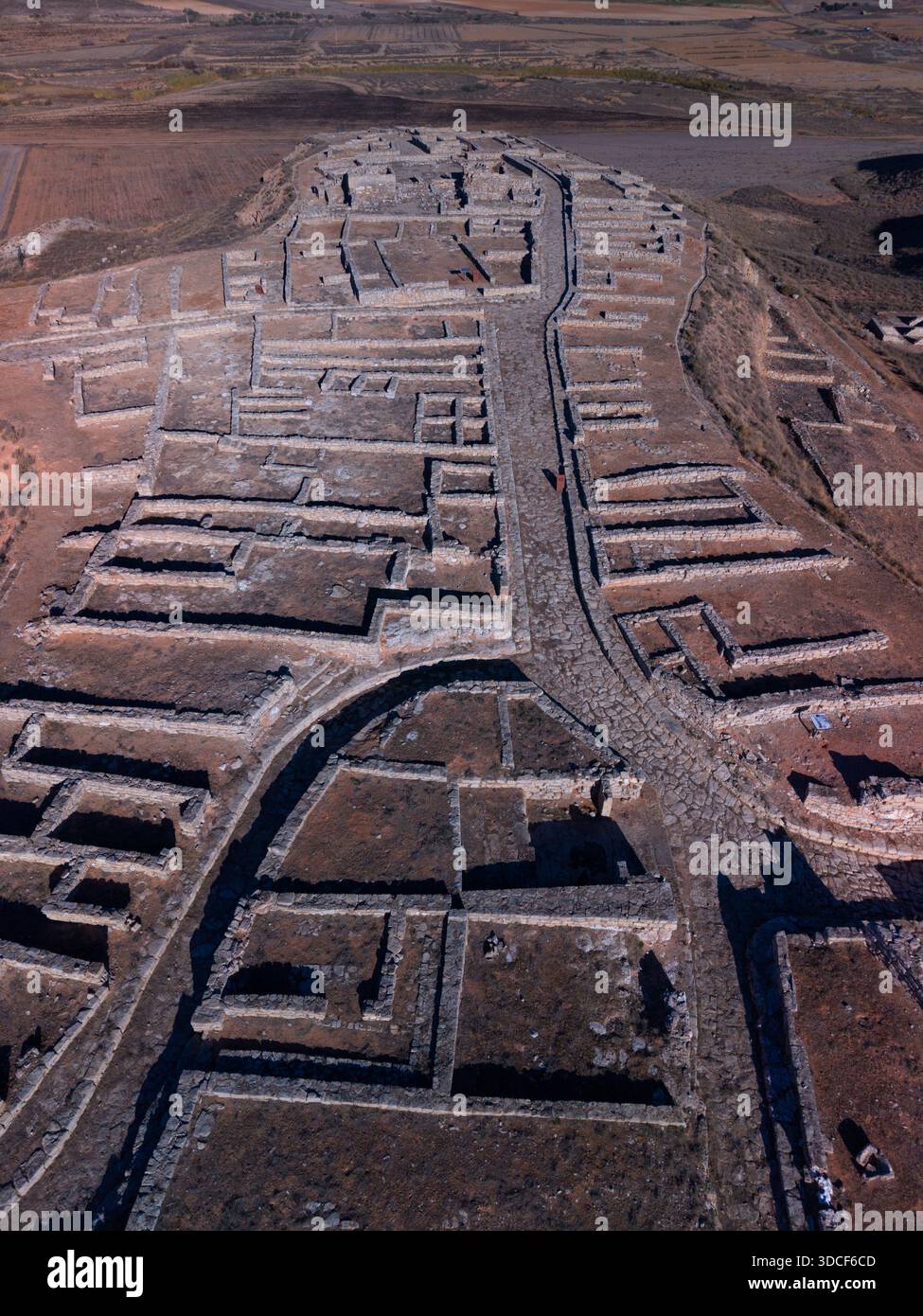 Vista aerea da un drone della città iberico-celtico-romana di Cabezo de Alcalá ad Azaila, regione di Bajo Martín, provincia di Teruel, Aragona, Spagna, Europa Foto Stock