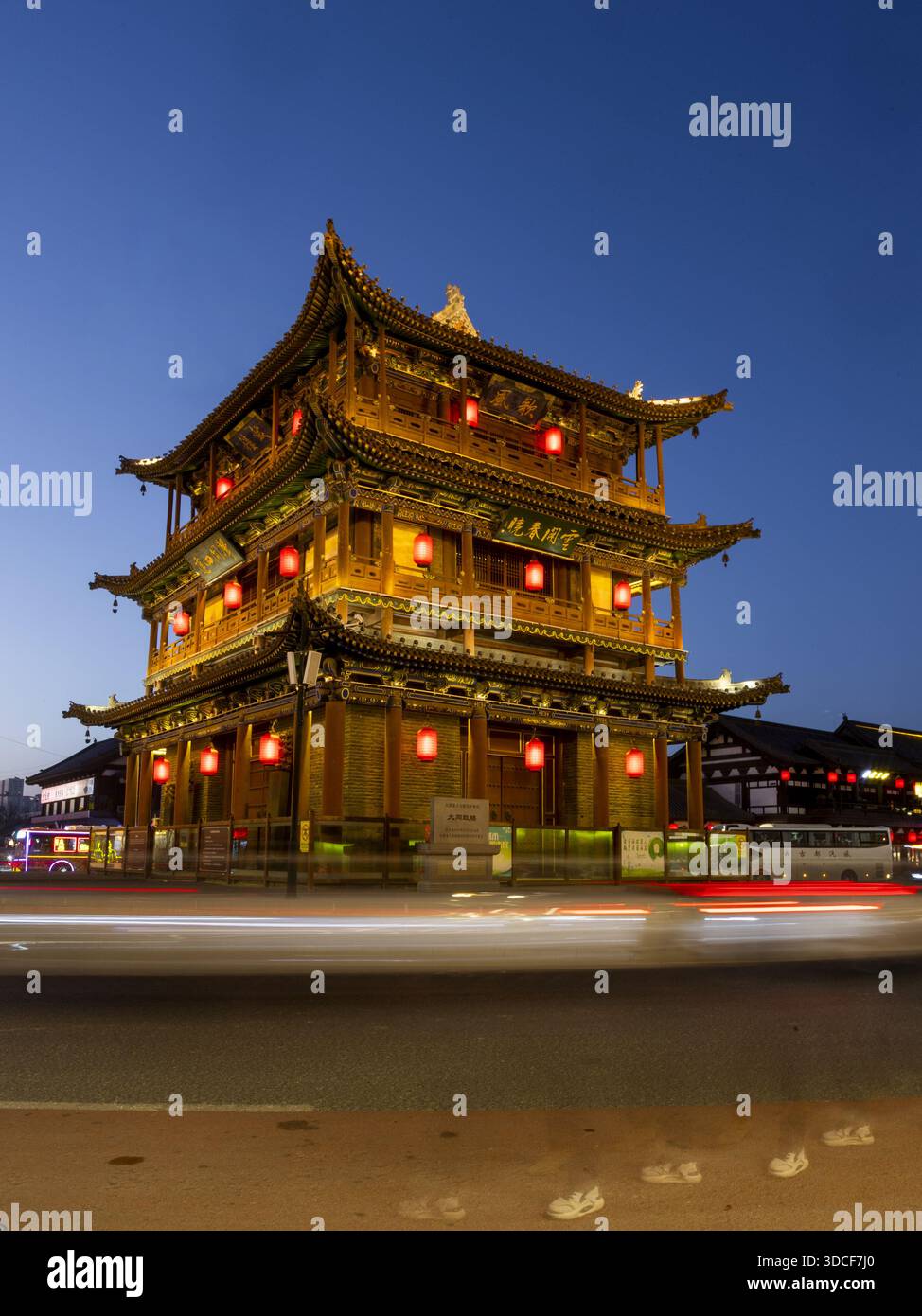 Vista di un'antica pagoda in legno a più livelli inondata di calda luce dorata, che si erge maestosamente contro il fresco cielo blu crepuscolo, Datong, SH Foto Stock