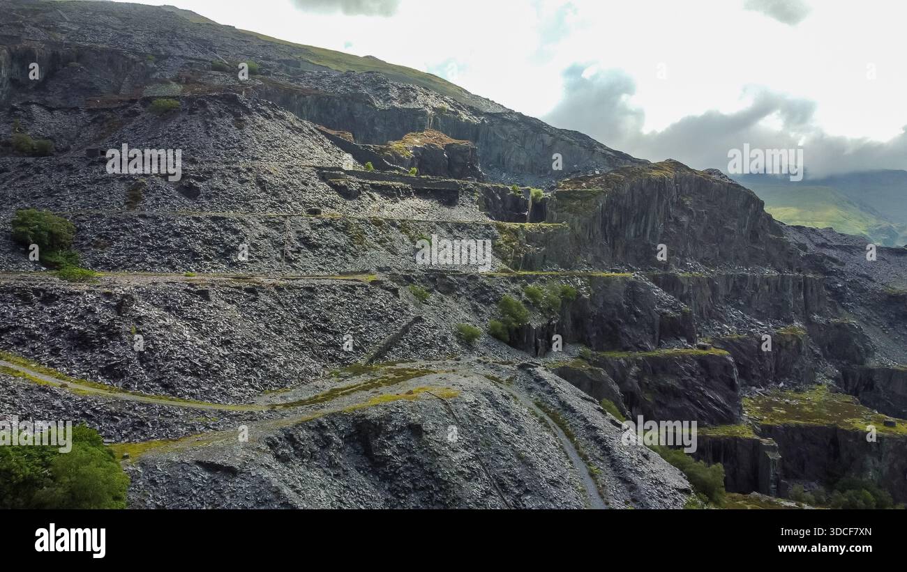 Vista aerea delle terrazze delle cave di ardesia a gradini e delle pareti rocciose lavorate della cava di ardesia Dinorwic in Snowdonia Foto Stock