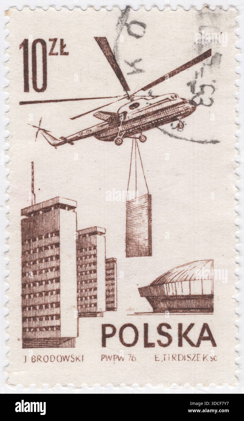POLONIA — 1976 marzo 27: Francobollo Air Post di 10 zloty marrone scuro raffigurante mi-6 Transport Helicopter sul paesaggio urbano. Volo aereo moderno e aviazione contemporanea. La posta aerea (posta aerea) è un servizio di trasporto postale marchiato e venduto sulla base di almeno una tappa del suo viaggio per via aerea. Gli articoli per posta aerea in genere arrivano più rapidamente della posta di superficie e di solito costano di più per l'invio Foto Stock