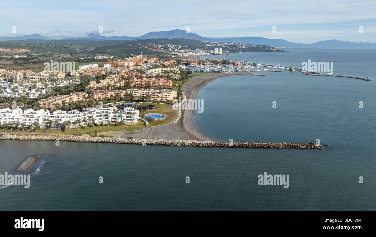 La spiaggia alla foce del fiume Guadiaro a Sotogrande, Andalusia Foto Stock