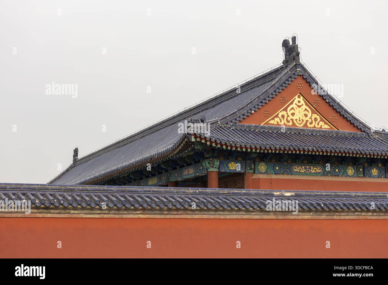 La vista della tradizionale architettura cinese vanta una parete arancione, tetto piastrellato blu scuro e intricati dettagli dorati, Pechino, Pechino, Cina. Foto Stock