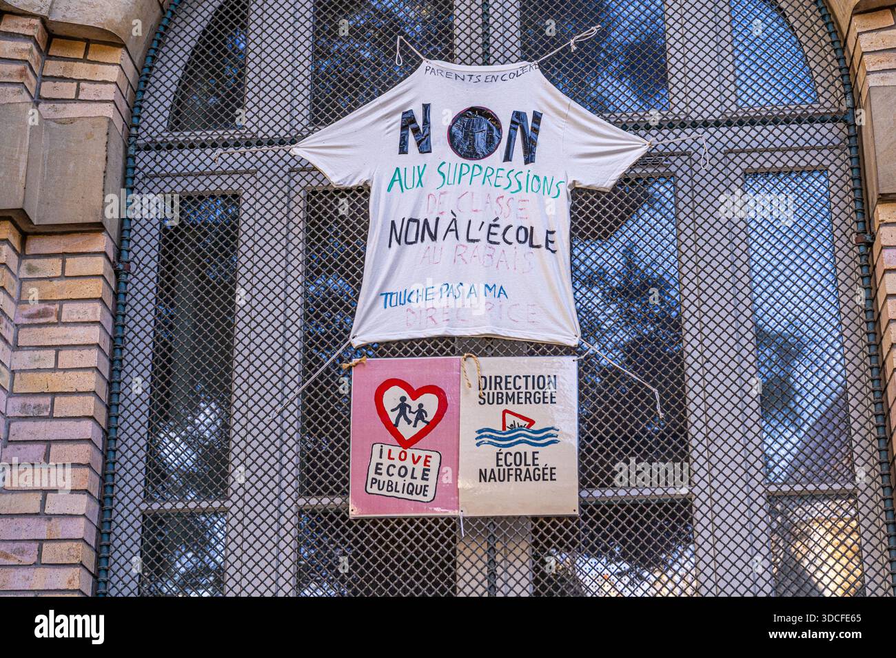Parigi, Francia - 30 ottobre 2025: Protesta contro la chiusura delle lezioni in una scuola francese. Una finestra della scuola con un poster. Foto Stock