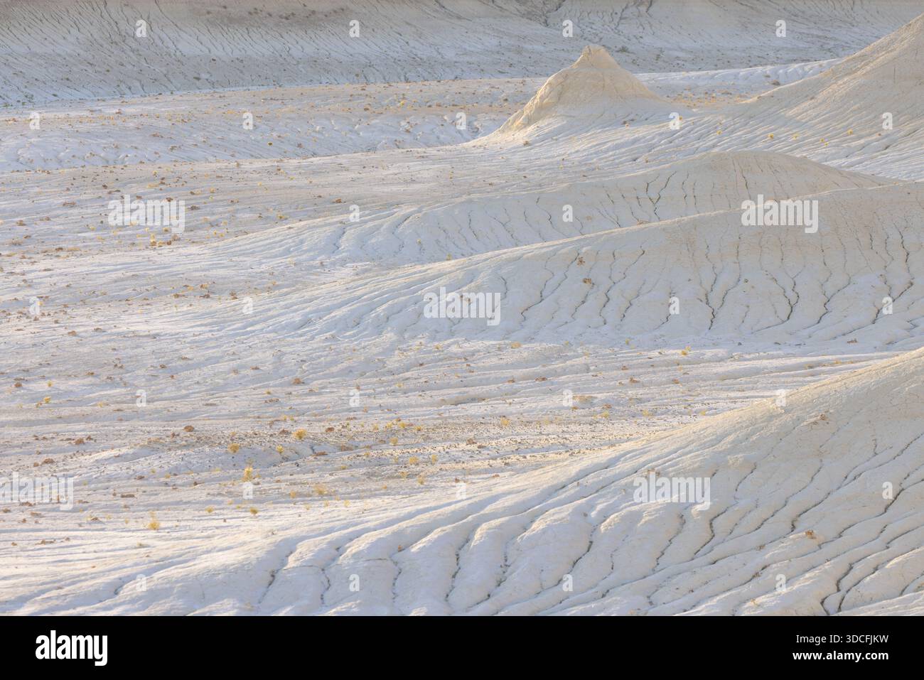 La vista delle colline calcaree scolpite dal vento e del terreno arido creano un paesaggio desolato ma bello, che mostra l'arte della natura, Senek, regione di Mangystau, Foto Stock