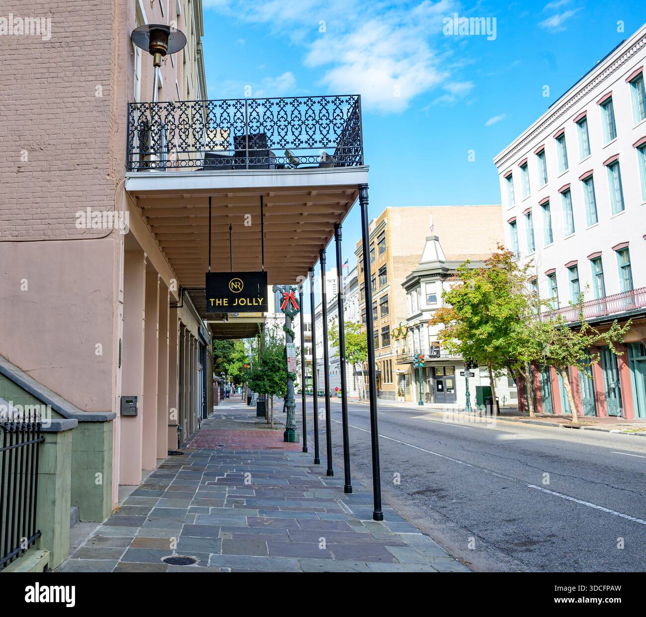 New Orleans, LOUISIANA, USA - 29 novembre 2025: Il Jolly Apartment Building e il paesaggio urbano di Camp Street nel Warehouse District Foto Stock
