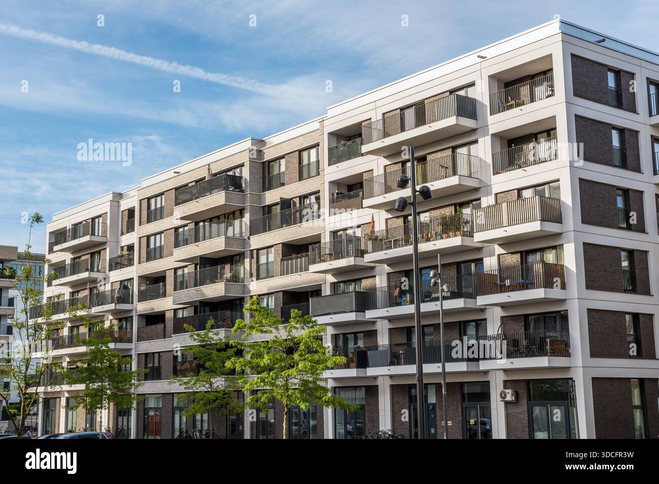 Moderno edificio multifamiliare grigio visto a Berlino, Germania Foto Stock
