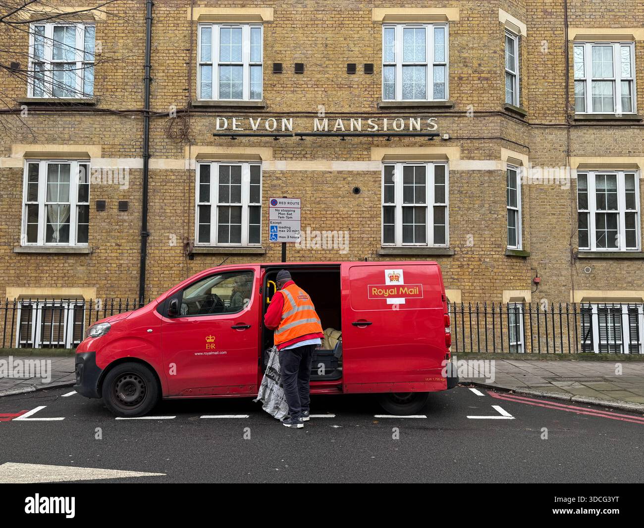 Un furgone dell'ufficio postale si ferma nel sud di Londra, Regno Unito Foto Stock