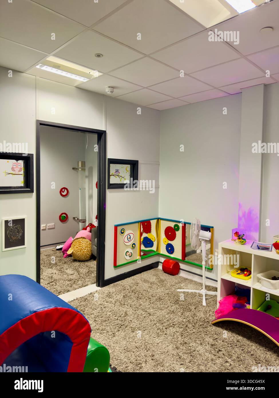 Vista verticale interna di una sala sensoriale della scuola primaria progettata per supportare la regolazione sensoriale, l'apprendimento calmo e il benessere emotivo. Foto Stock