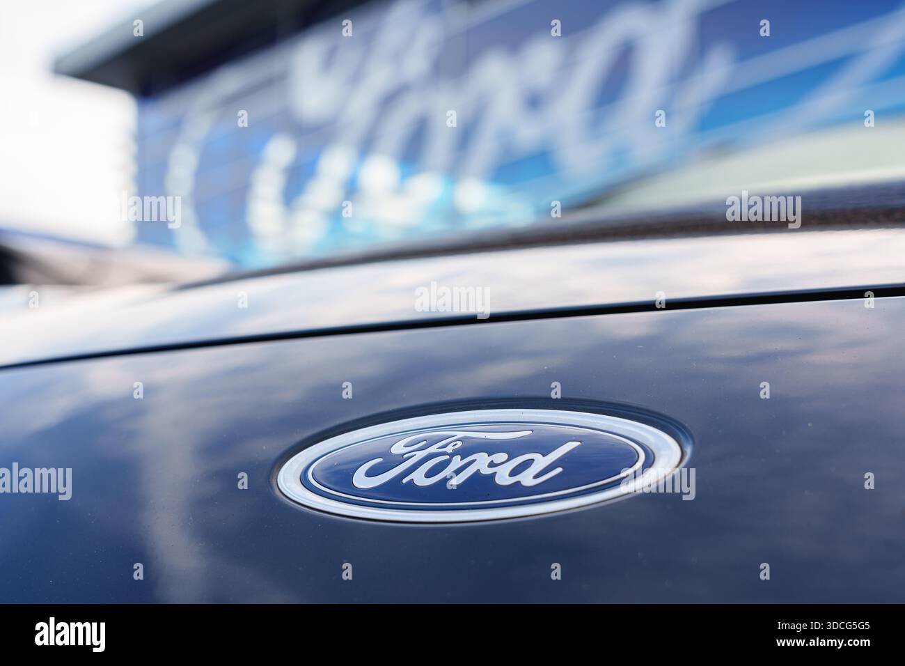 Primo piano del logo Ford sull'auto parcheggiata fuori da una concessionaria di Dusseldorf Foto Stock