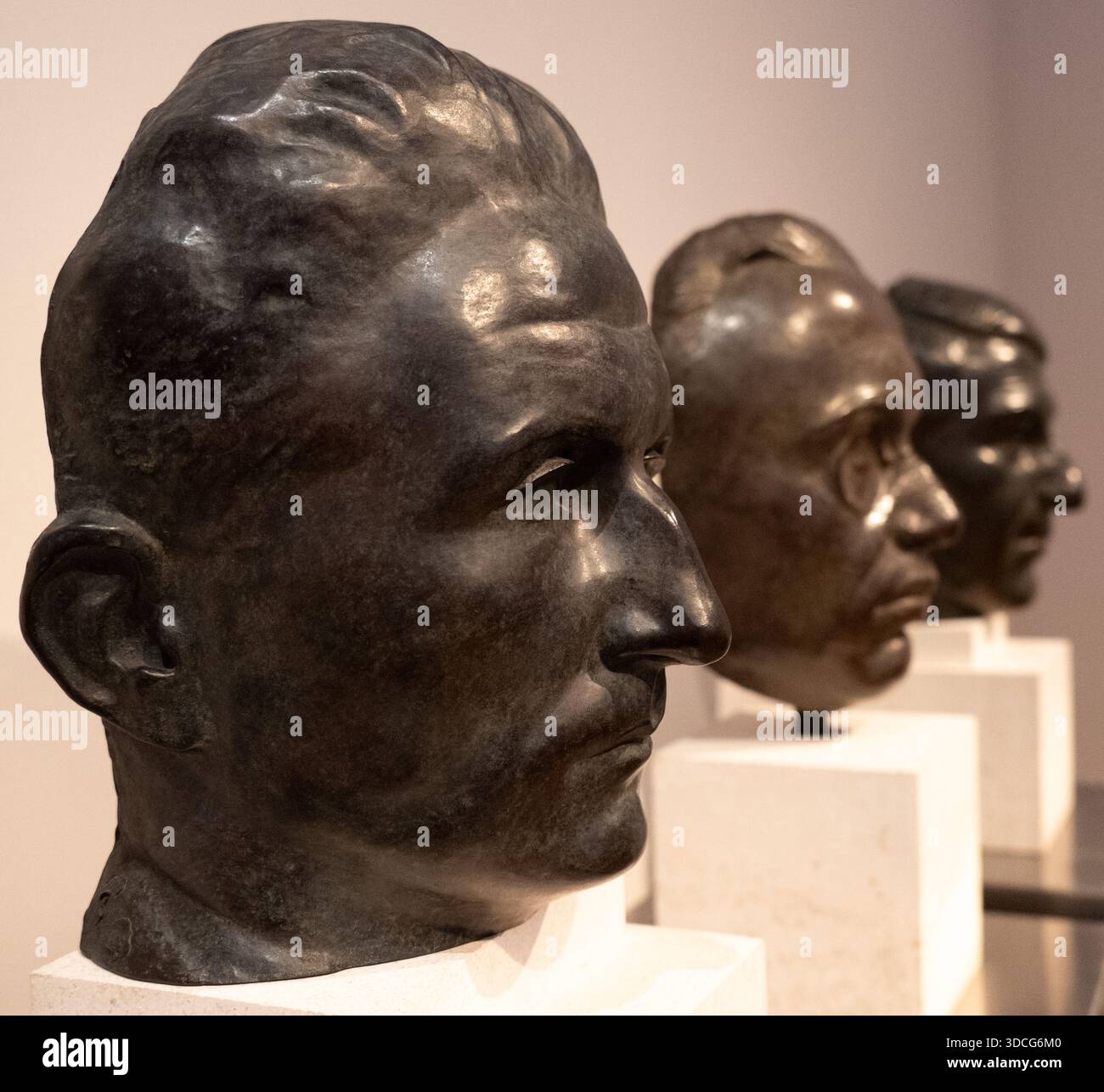 Saragozza, Spagna - 27 maggio 23: Tre busti di bronzo esposti in un museo, che mostrano dettagli del volto ed espressioni, su piedistalli bianchi Foto Stock