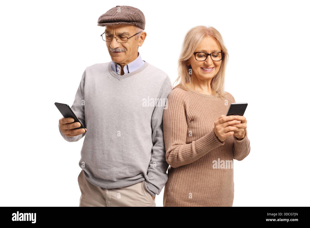 Uomo e donna maturi felici che navigano su Internet su dispositivi mobili isolati su sfondo bianco Foto Stock