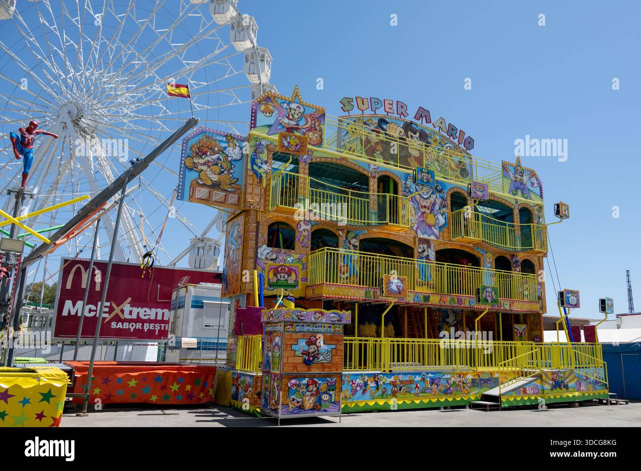 Jerez, Spagna - 5 maggio 23: Una colorata attrazione carnevalesca a tema super mario, con decorazioni e personaggi luminosi, con un grande cerchio di fiori Foto Stock