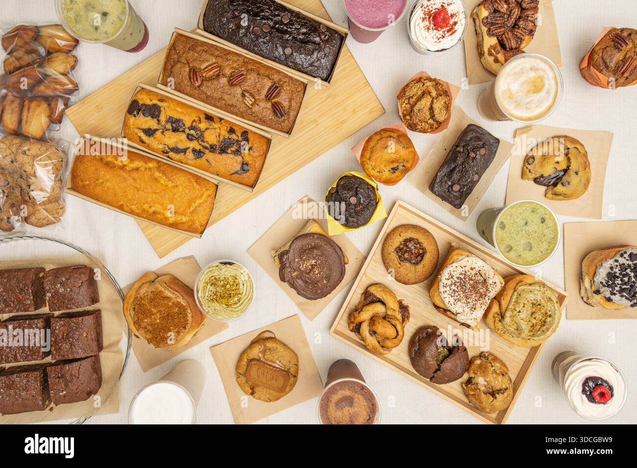"Rotolo alla cannella" gigante, con una perfetta spirale alla cannella e una glassa ponderata che copre completamente la superficie, servito caldo su un piatto Foto Stock