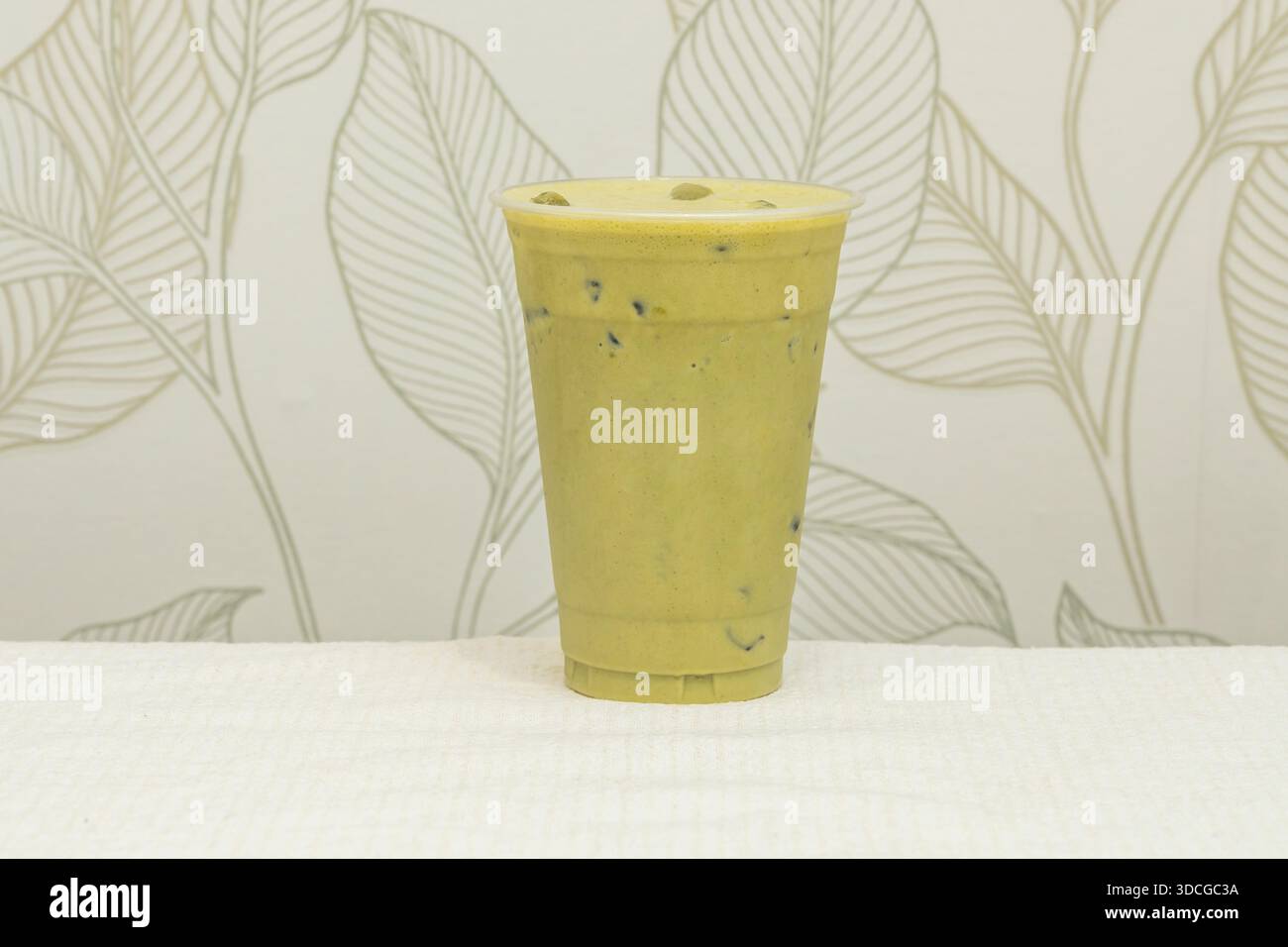Il latte matcha è una bevanda popolare che mescola il matcha (un vivace tè verde giapponese in polvere al gusto di umami) con il latte (o un sostituto) e viene servito Foto Stock