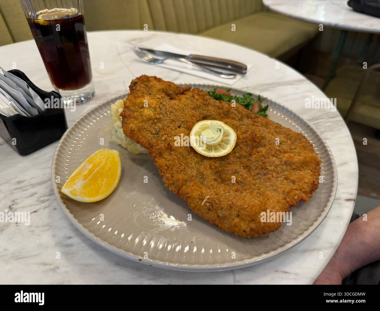 schnitzel viennese con patatine fritte, servito perfettamente al ristorante Foto Stock
