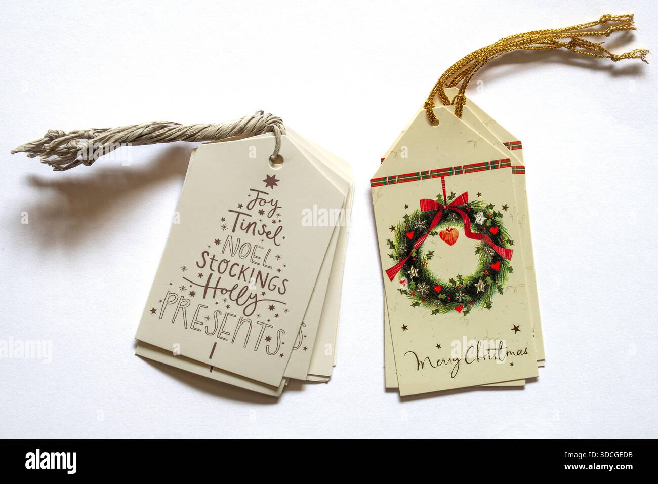 Etichette regalo natalizie o etichette per l'imballaggio e l'etichettatura dei regali, su sfondo bianco Foto Stock