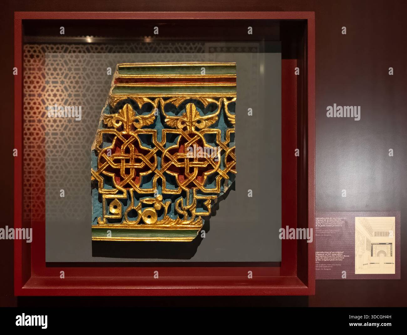 Un'opera d'arte splendidamente realizzata con fantasie geometriche intricate e colori vivaci, esposta in un ambiente museale. Foto Stock