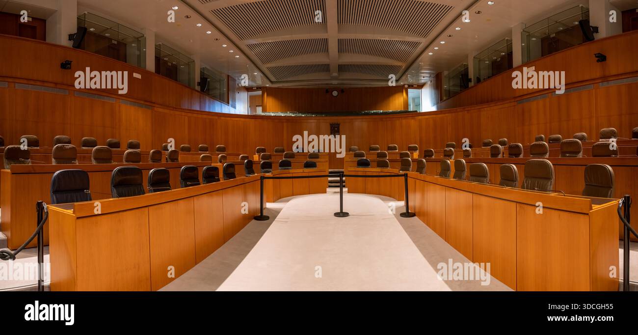 Saragozza, Spagna - 27 maggio 23: Una spaziosa camera legislativa vuota con pannelli in legno e file di posti Foto Stock