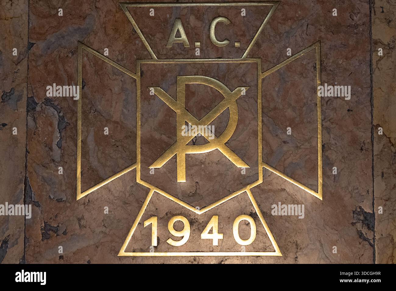 Saragozza, Spagna - 27 maggio 23: Emblema dorato su sfondo marmoreo con lettera "A.C." stilizzata e anno "1940" Foto Stock