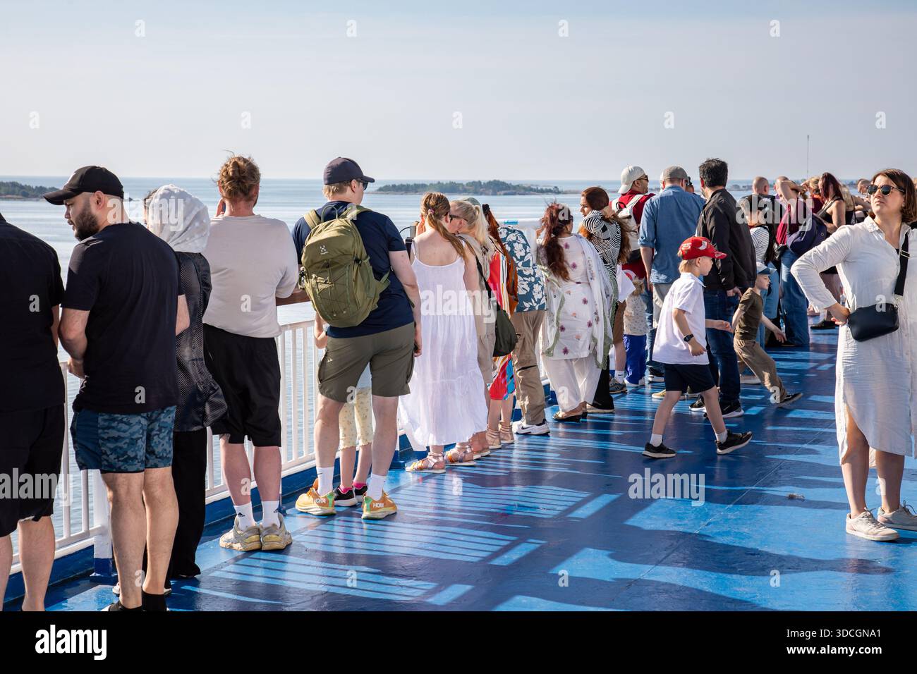 Passeggeri sul ponte della passeggiata del traghetto da crociera M/S Finlandia mentre la nave parte da Helsinki, Finlandia Foto Stock