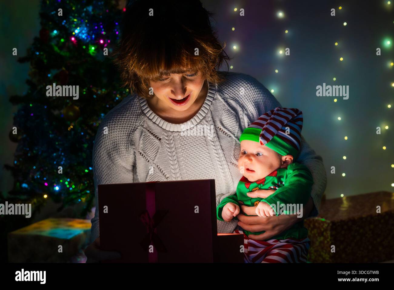 Confezione regalo di natale illuminata per mamma e bambino sorprendente Foto Stock