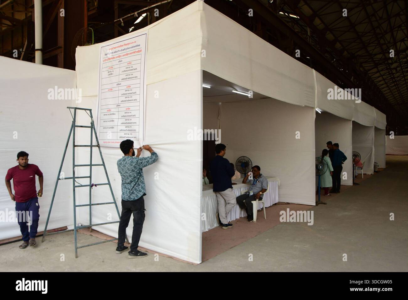 MUMBAI, INDIA - 22 DICEMBRE: I lavoratori preparano le tende degli stand elettorali presso la sede della Richardson and Cruddas a Byculla per i prossimi sondaggi BMC il 22 dicembre 2025 a Mumbai, India. Le elezioni BMC della Brihanmumbai Municipal Corporation sono previste per il 15 gennaio 2026. Foto dei lavoratori del Bhushan Koyande/Hindustan Times si preparano per le prossime elezioni del BMC Foto Stock