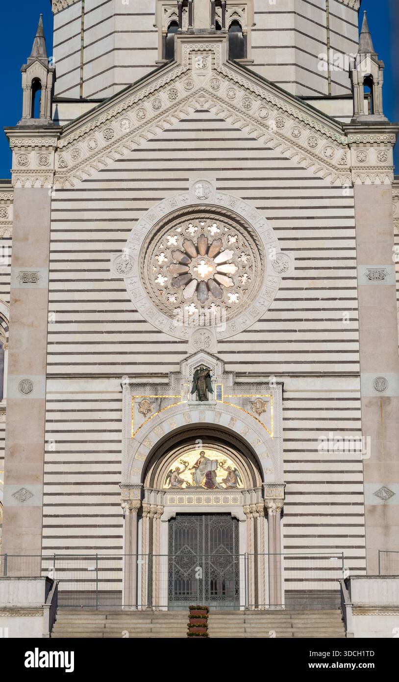 Scala principale e facciata in marmo a righe ornamentali dell'ingresso del Famedio al Cimitero Monumentale di Milano. Foto Stock