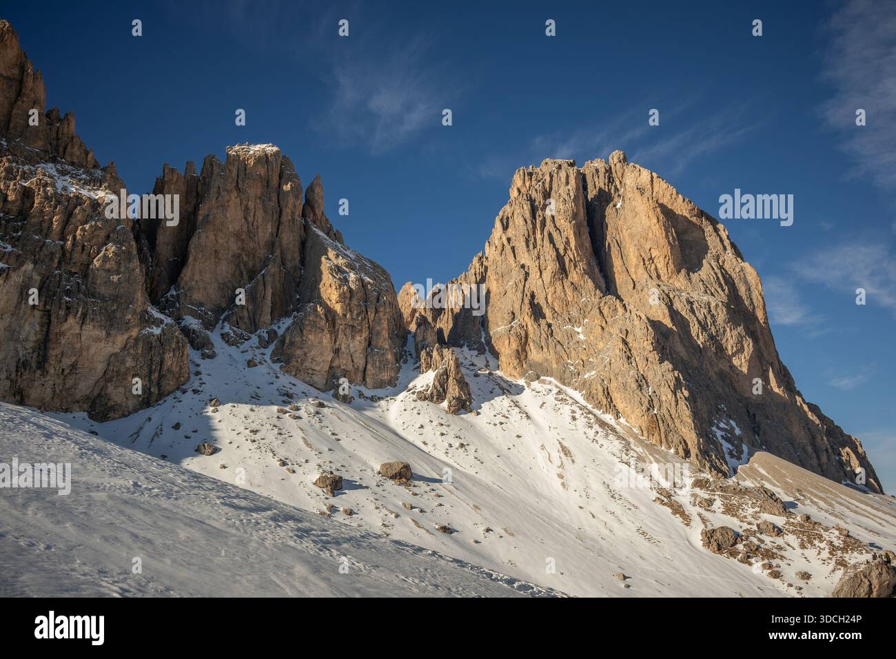 Splendide cime rocciose con natura innevata nelle Dolomiti. Scenario invernale della formazione rocciosa durante il Sunny Day nel nord-est dell'Italia. Foto Stock