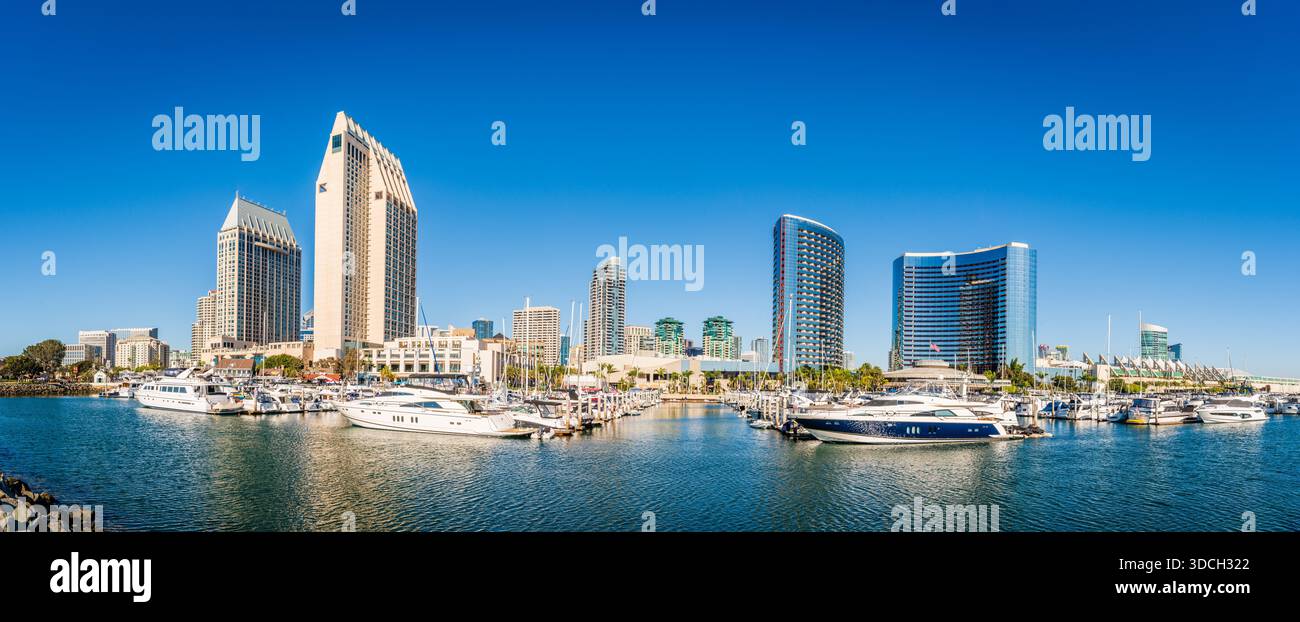 Vista panoramica del porticciolo di San Diego e dello skyline in una giornata di sole Foto Stock