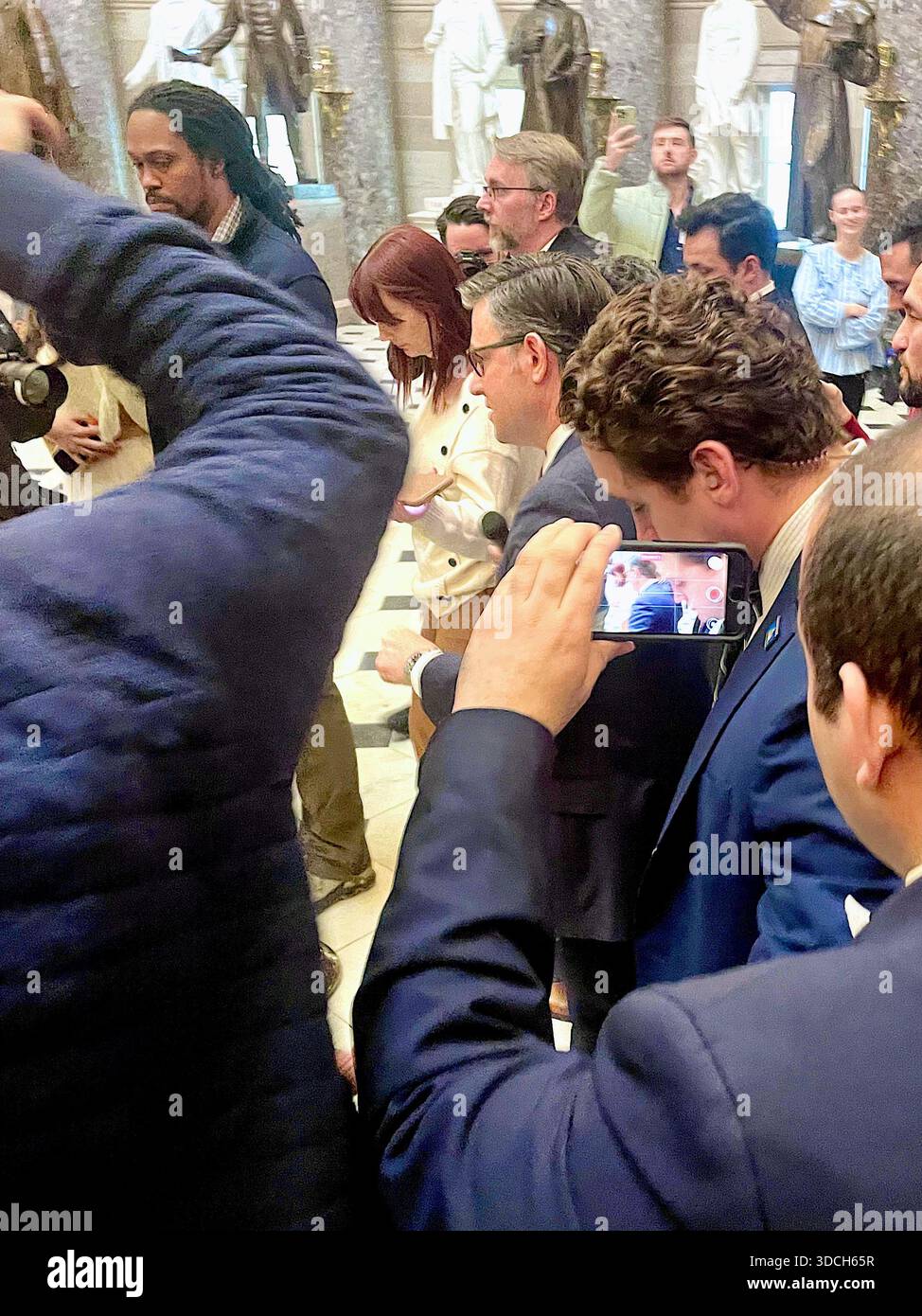 Washington, D.C., USA - 18 dicembre 2025: Il presidente della camera dei rappresentanti Mike Johnson, R-LA, è grigliato dalla stampa al Campidoglio degli Stati Uniti. Foto Stock