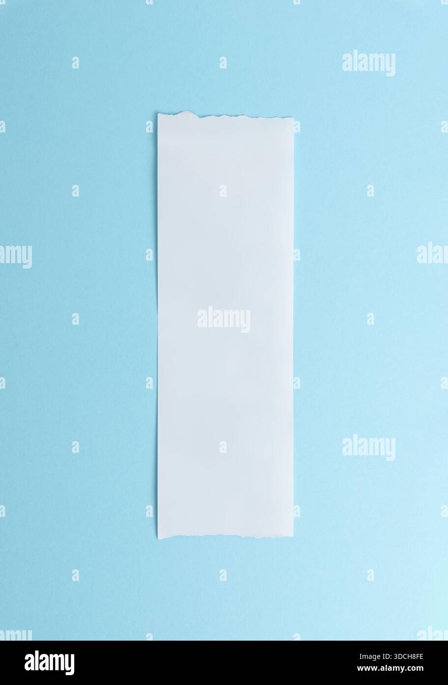Ricevuta in carta bianca su sfondo blu con spazio di copia, mockup minimalista dei documenti finanziari per contabilità, fatturazione, monitoraggio delle spese e fintech de Foto Stock