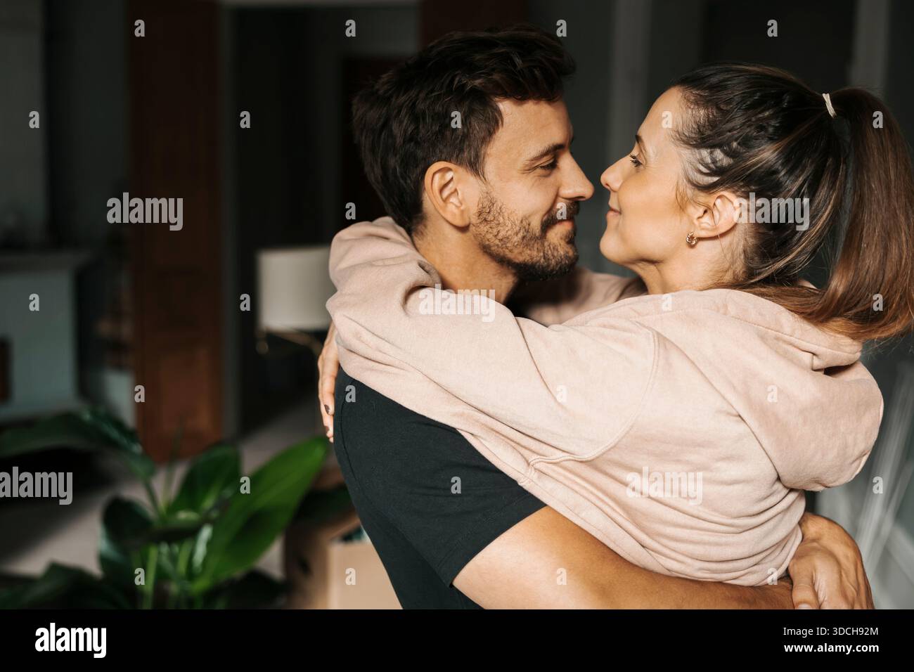 Coppia amorevole che trascorre del tempo di qualità a casa Foto Stock