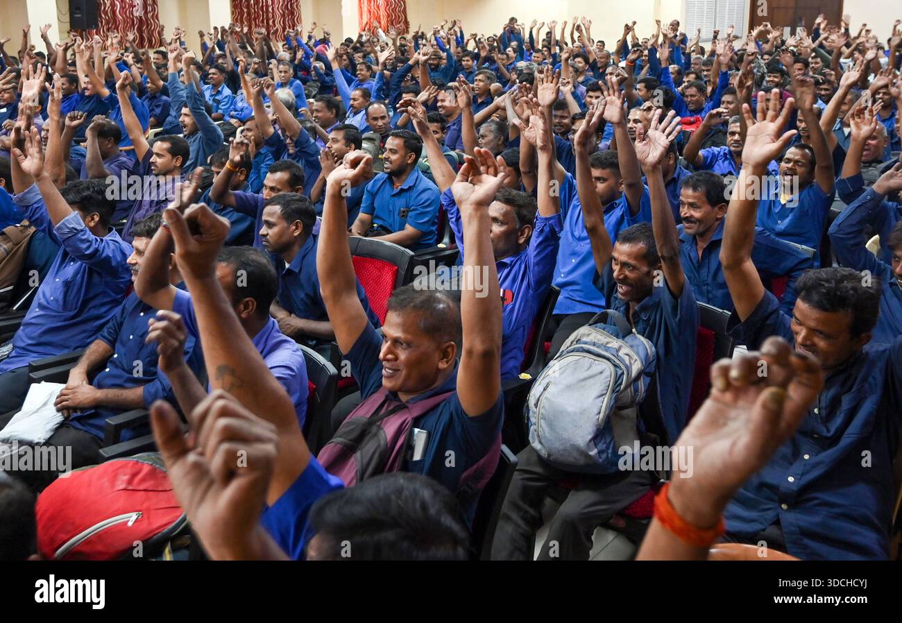 MUMBAI, INDIA - 22 DICEMBRE: In vista delle elezioni BMC, il BJP di Mumbai ha tenuto un incontro con i lavoratori della Federazione polacca del Railway Boot presso l'ufficio BJP di Mumbai a Dadar il 22 dicembre 2025 a Mumbai, India. Oltre 500 lavoratori hanno partecipato alla riunione. Foto di Raju Shinde/Hindustan Times BJP tiene una riunione della Federazione polacca di Railway Boot prima delle elezioni BMC Foto Stock