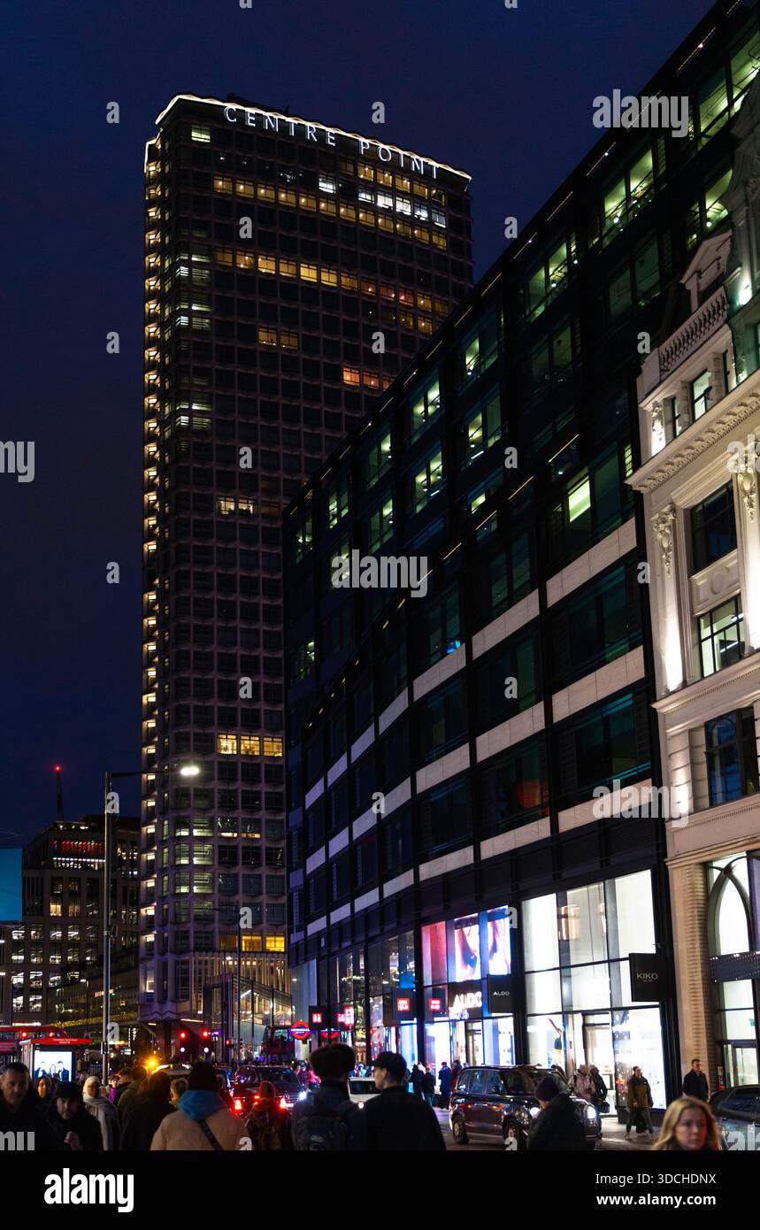 Oxford Street e l'edificio Centre Point nelle prime ore della sera, nel centro di Londra, Inghilterra, Regno Unito. Foto Stock