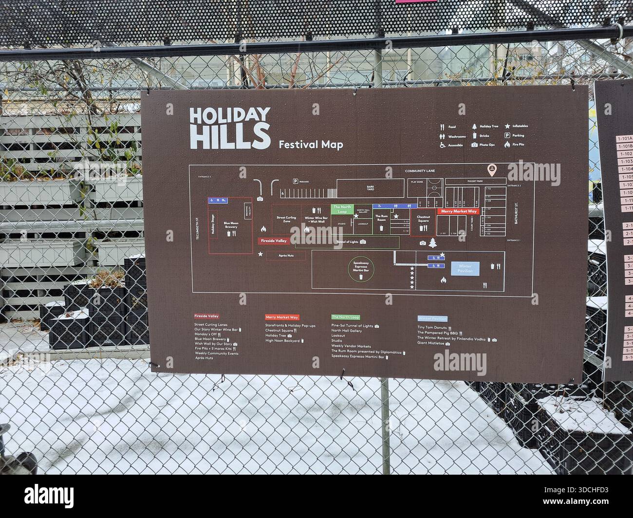 Cartello con la mappa del festival Holiday Hills al mercato STACKT in Bathurst Street nel centro di Toronto, Ontario, Canada Foto Stock