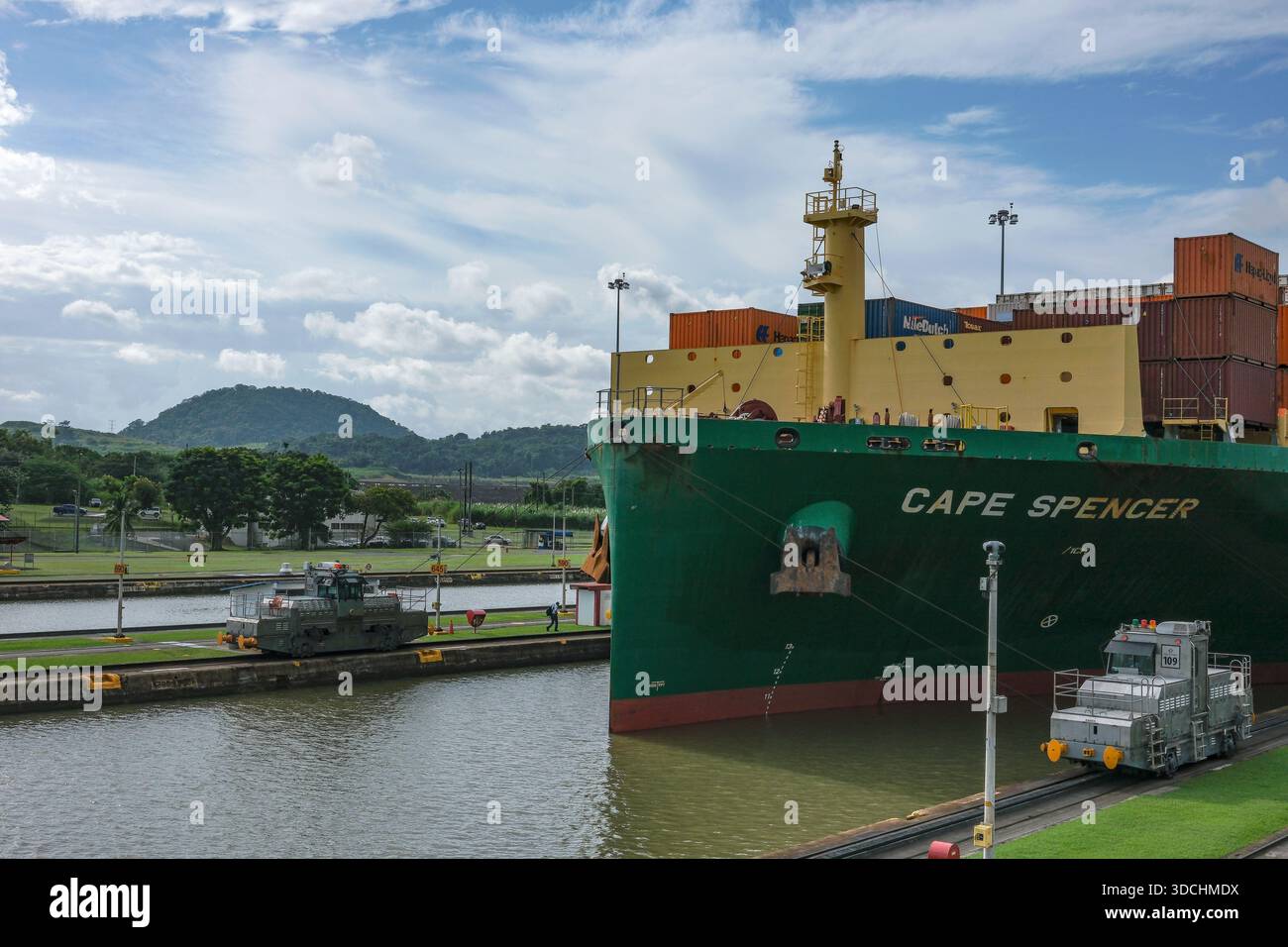 Panama City, Panama - 16 dicembre 2025: Una nave portacontainer che attraversa una chiusa del Canale di Panama, Panama City, Panama. Foto Stock