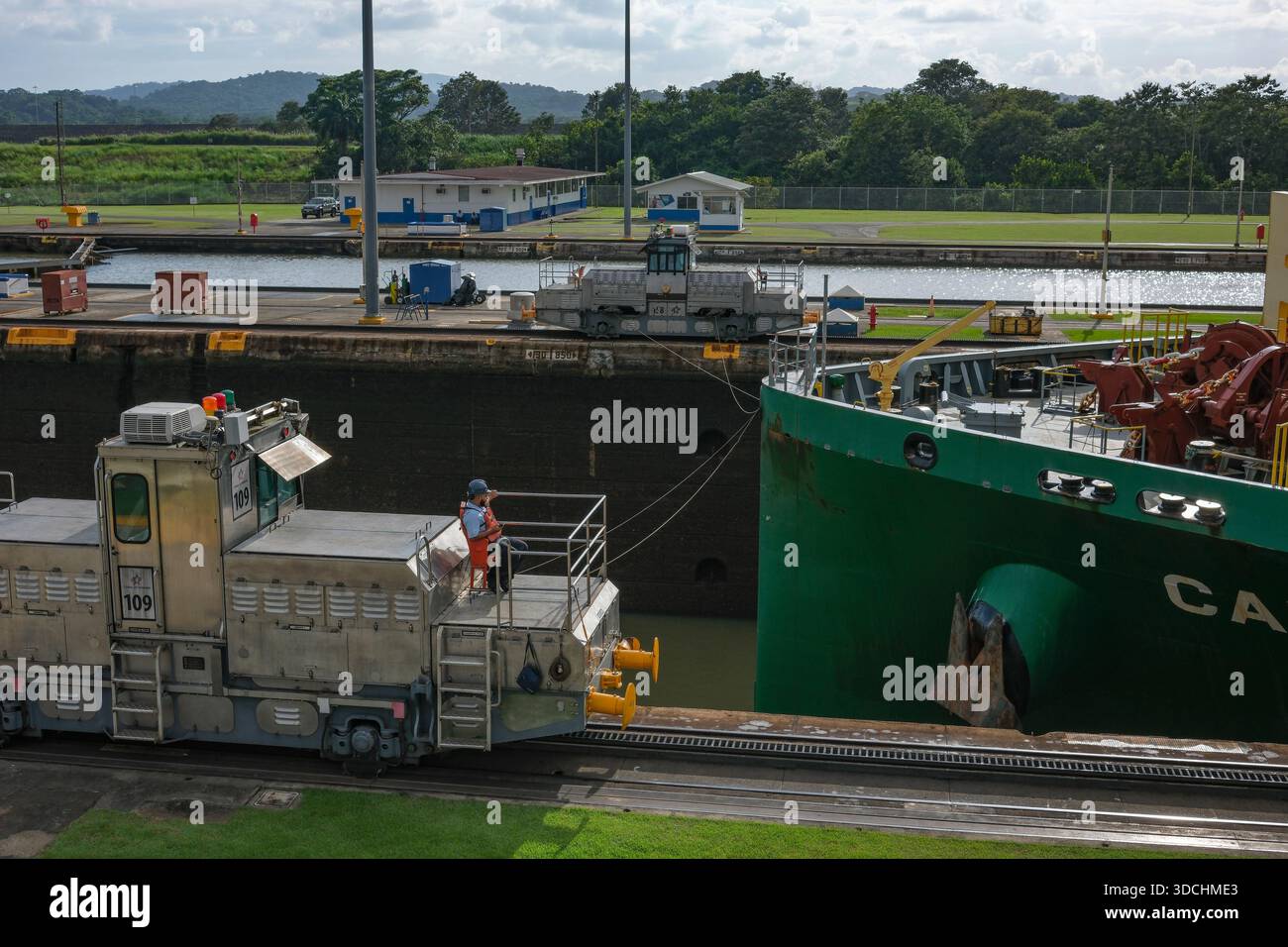 Panama City, Panama - 16 dicembre 2025: Un lavoratore su una locomotiva nel Canale di Panama, soprannominato Canal Mules, Panama City, Panama. Foto Stock