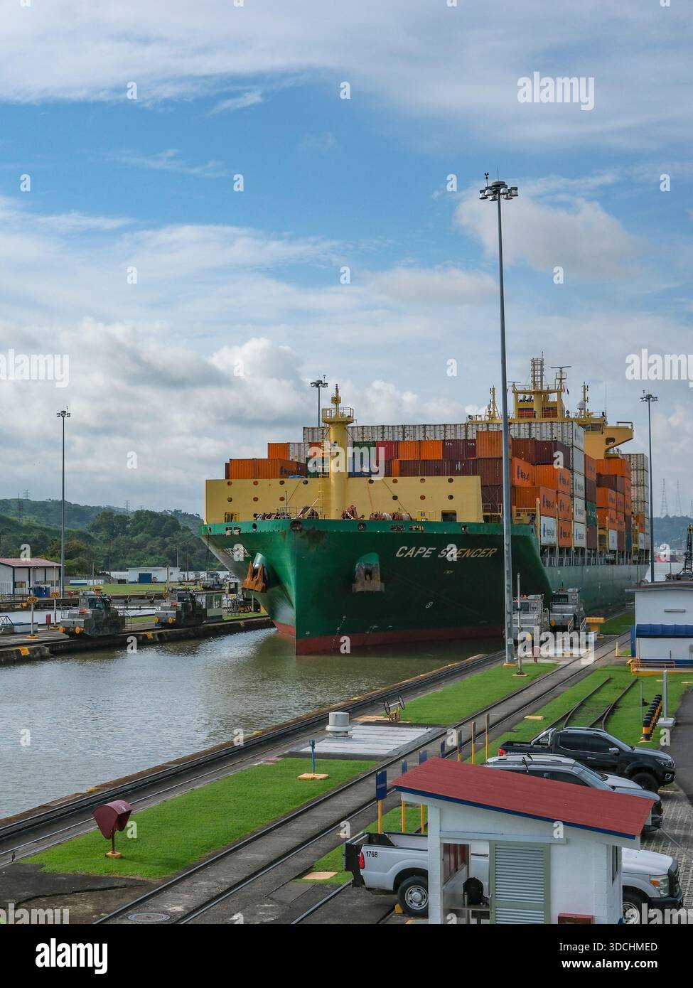 Panama City, Panama - 16 dicembre 2025: Una nave portacontainer che attraversa una chiusa del Canale di Panama, Panama City, Panama. Foto Stock