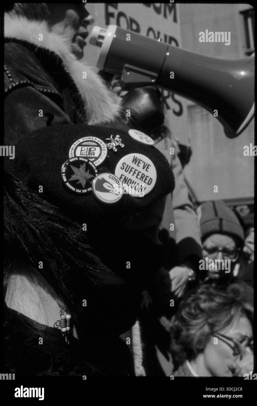 Bella Abzug a N.O.W. - manifestazione dell'Organizzazione Nazionale per le donne per i diritti delle donne iraniane; con Marlo Thomas e Gloria Steinem. Fotografia di Bernard Gotfryd Foto Stock