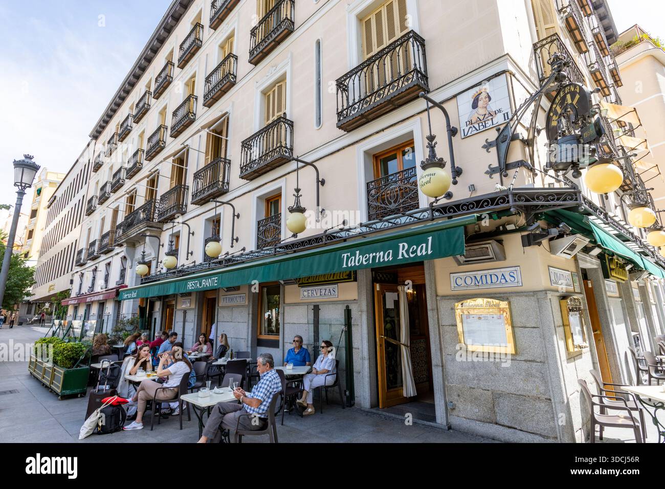 Madrid, Spagna, tradizionale ristorante spagnolo di tapas Taberna Real in Plaza de Isabel II, centro di Madrid, Europa con i clienti che cenano all'aperto Foto Stock