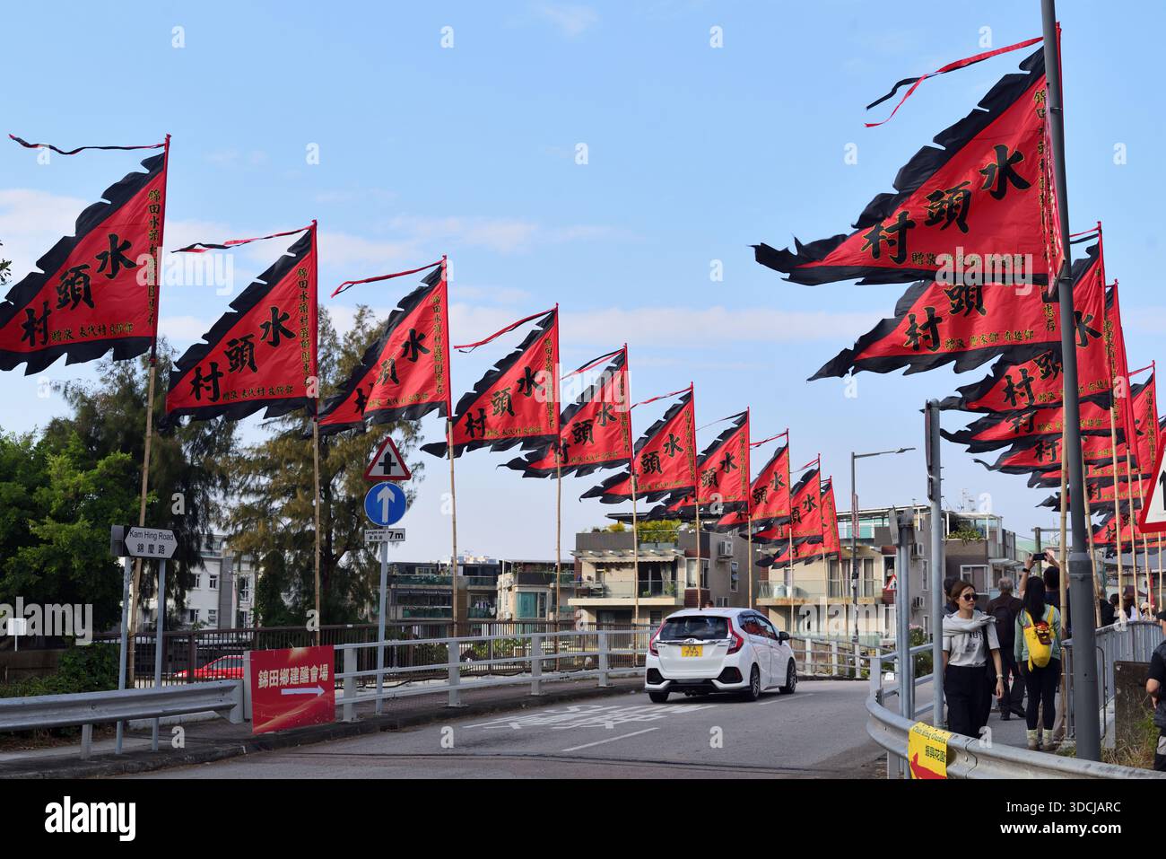 Una serie di bandiere issate lungo la strada che porta alla celebrazione decennale del Festival Jiao di Kam Tin si è svolta nel dicembre 2025 Foto Stock